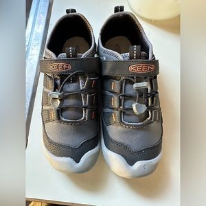 Keen boys youth size 3!